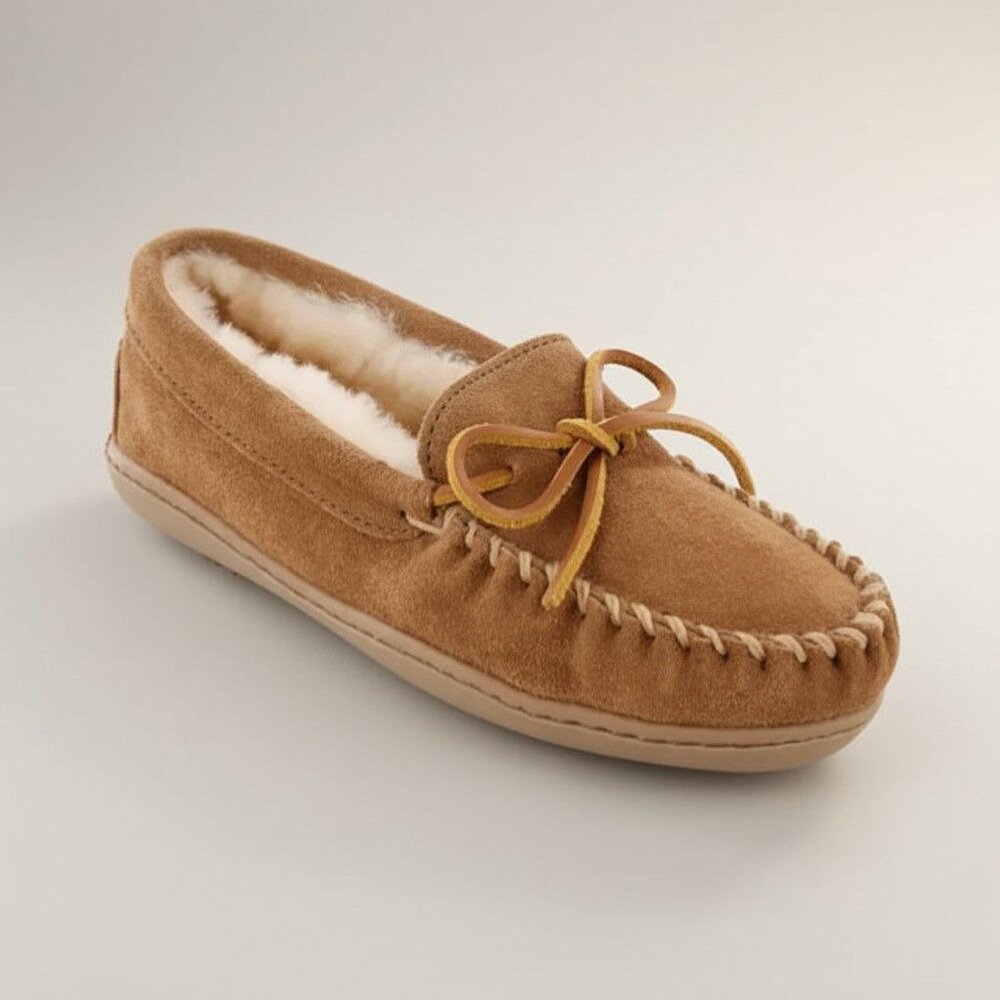 Minnetonka Women's Women's Sheepskin Hardsole Moccasin Size 5 NEW IN BOX!